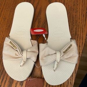 Brand new HAVAIANAS sandals Gold And Beige Size 6